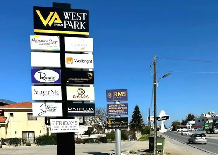 ヴィラ West Park, Near Merit Casino キレニア